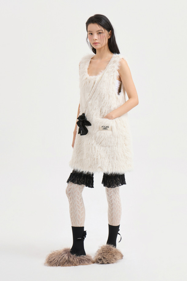 [Atelier] 바이커 밴딩 쇼츠 (멀티 컬러)는 유니크하고 캐주얼한 스타일을 연출해주는 무릎 기장의 슬림핏 숏팬츠입니다. 옆라인 지퍼 디테일과 허리 레터링, 밑단 턱 디테일이 특징이며, 신축성 있는 소재와 레이스 소재가 사용되어 편안한 착용감을 제공합니다. 밴딩 처리로 더욱 활동적이며, 레이어드하여 다양한 스타일을 연출할 수 있습니다. 일상, 동네 마실룩, 휴가룩 등 다양한 TPO에 활용하기 좋은 아이템입니다. 멀티 컬러 디자인으로 개성 있는 스타일을 완성해 보세요.
