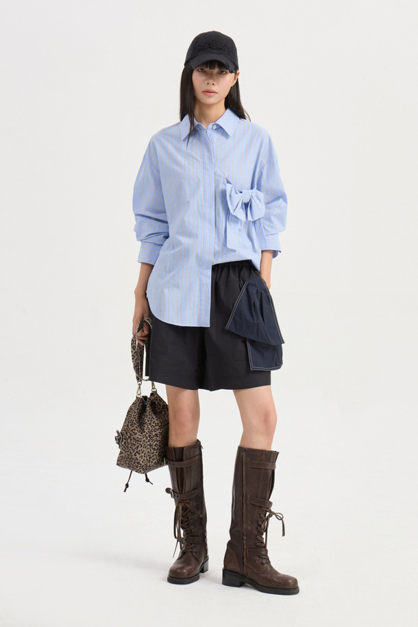 리본 포인트 스트라이프 셔츠 블라우스 (블루)는 클래식한 무드의 여성 셔츠/블라우스입니다. 산뜻한 블루 컬러에 면 소재로 제작되어 봄, 여름 시즌에 시원하게 착용하기 좋습니다. 차이나 칼라와 반소매 디자인으로 단정하면서도 세련된 느낌을 주며, 오버핏으로 편안한 착용감을 선사합니다. 스트라이프 패턴과 리본, 포켓, 단추 디테일이 더해져 밋밋하지 않게 포인트를 더했으며, 데이트룩, 출근룩 등 다양한 TPO에 활용 가능합니다. 미니멀, 캐주얼 스타일을 즐겨 입는 분들께 추천합니다.
