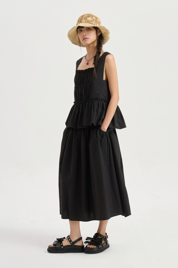 "Back Lettering Strap Shirring Top Blouse (black)"는 시원한 여름을 위한 여성용 민소매 블라우스입니다. 무지 패턴의 블랙 컬러에 스퀘어넥 디자인과 셔링 & 티어드 디테일, 미디 길이로 캐주얼한 스타일을 연출합니다. 얇은 두께감과 루즈핏으로 편안하게 착용 가능하며, A라인 치마 타입입니다.
