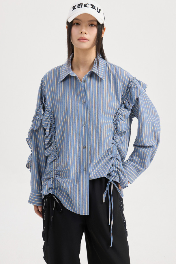 [Re-Order] 셔츠 스타일 프릴 스트라이프 블라우스 (블루)는 여성스러운 무드와 캐주얼한 스타일을 동시에 연출하는 블라우스입니다. 봄, 여름 시즌에 적합하며, 셔츠 칼라와 긴 소매, 루즈핏으로 편안하게 착용할 수 있습니다. 코튼 소재로 제작되어 부드러운 촉감을 선사하며, 프릴 디테일, 비대칭 디자인, 스트링 디테일, 바이오 워싱으로 포인트를 더했습니다. 데이트룩, 스마트 캐주얼, 미니멀 스타일을 즐겨 입는 분들께 추천합니다.
