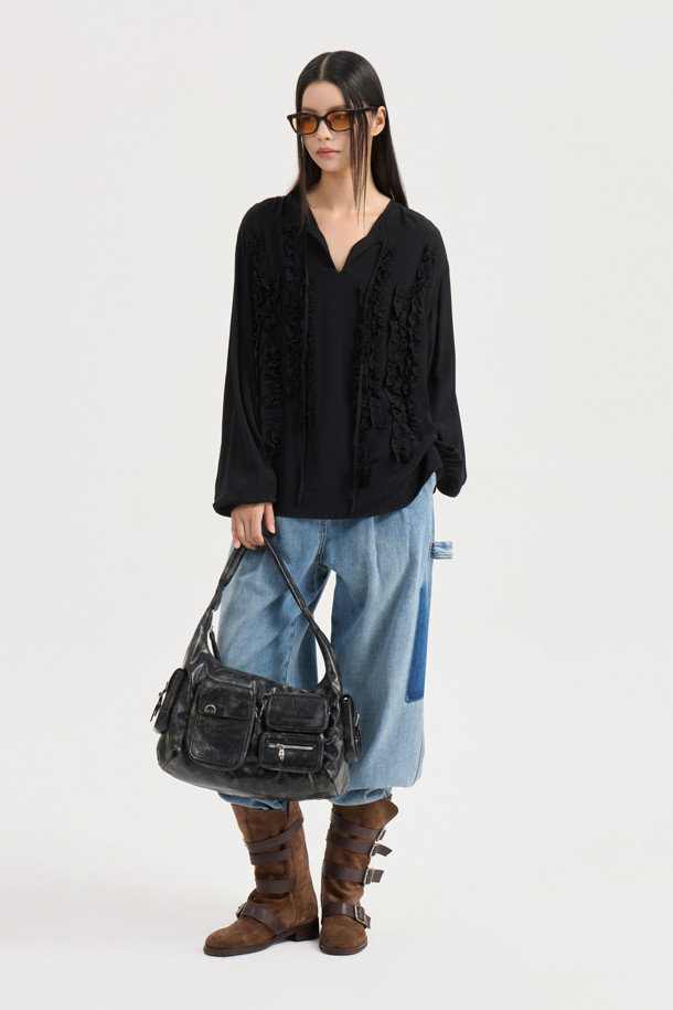 프릴 포인트 라운드 넥 블라우스 (블랙)는 여성스러운 무드를 연출하는 상의입니다. 부드럽게 찰랑거리는 레이온 소재로 제작되어 편안한 착용감을 선사하며, 봄, 여름 시즌에 활용하기 좋습니다. 라운드 넥과 긴 소매, 루즈핏 디자인으로 편안하면서도 스타일리시하게 연출할 수 있습니다. 어깨 셔링과 프릴 포인트, 네크 끈 디테일이 더해져 유니크하면서도 클래식한 분위기를 자아냅니다. 데이트룩, 카페룩, 모임룩 등 다양한 TPO에 활용하여 로맨틱하고 미니멀한 스타일을 완성해보세요.
