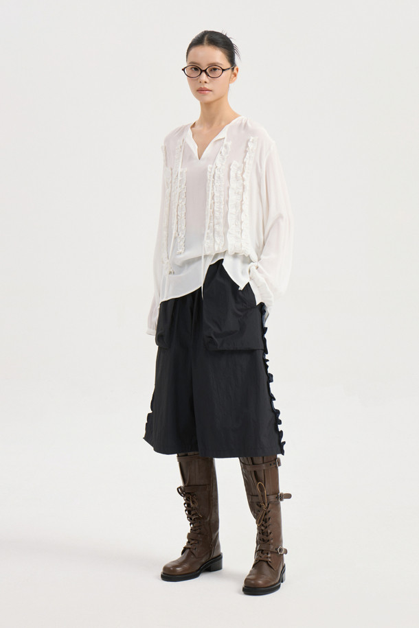 프릴 포인트 라운드 넥 블라우스 (아이보리)는 여성스러운 분위기를 연출하는 블라우스입니다. 부드러운 레이온 소재로 제작되어 편안한 착용감을 선사하며, 라운드넥 디자인과 어깨 셔링 디테일이 특징입니다. 좌우 언밸런스 프릴과 네크 끈 디테일이 더해져 유니크하면서도 클래식한 무드를 자아냅니다. 루즈핏으로 제작되어 편안하게 착용 가능하며, 데이트룩, 카페룩, 모임룩 등 다양한 TPO에 활용하기 좋습니다. 봄, 여름 시즌에 어울리는 얇은 두께감과 긴 소매 기장으로, 로맨틱, 미니멀 스타일을 즐겨 입는 분들께 추천합니다.
