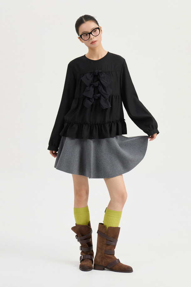 리본 포인트 칼라리스 블라우스 (블랙)는 페미닌하고 클래식한 무드를 연출하는 여성 상의입니다. 텐셀 혼방 소재로 제작되어 부드러운 촉감을 선사하며, 봄, 가을 시즌에 착용하기 좋습니다. 라운드 넥 라인과 루즈핏으로 편안한 착용감을 제공하며, 뒷넥 단추, 셔링, 밑단 프릴 등의 디테일이 돋보입니다. 데이트룩, 오피스룩, 모임룩 등 다양한 TPO에 활용할 수 있으며, 클래식, 미니멀, 로맨틱 스타일을 즐기는 분들께 추천합니다. (*마찰이나 습기에 의한 이염에 주의*)
