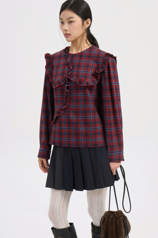 프릴 포인트 체크 블라우스 (레드)는 여성스러운 무드를 연출하는 클래식 스타일의 상의입니다. 따뜻한 촉감과 세미 A라인 핏으로 편안하게 착용 가능하며, 가을과 겨울에 어울리는 아이템입니다. 라운드넥 디자인에 프릴 디테일이 더해져 로맨틱한 분위기를 더하고, 뒷 넥 단추 클로징으로 깔끔하게 마감되었습니다. 체크 패턴과 긴 소매 기장으로 클래식하면서도 세련된 스타일을 완성해 데이트룩, 모임룩, 소개팅룩에 활용하기 좋습니다. 마찰에 의해 필링이 발생할 수 있으므로 착용 시 주의 바랍니다.
