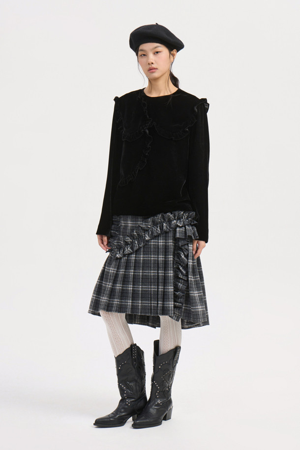 프릴 포인트 벨벳 블라우스(black)는 가을, 겨울 시즌 우아한 스타일을 연출해 줄 여성 블라우스입니다. 부드러운 벨벳 소재에 두꺼운 두께감으로 따뜻하고 포근한 착용감을 선사하며, 라운드넥과 긴 소매 디자인으로 세련된 분위기를 더합니다. 세미 A라인 핏으로 자연스러운 실루엣을 연출하며, 프릴 포인트 디테일과 뒷넥 단추로 여성스러움을 강조했습니다. 오피스룩, 모임룩, 연말 모임룩 등 다양한 TPO에 활용 가능한 블랙 컬러의 클래식, 미니멀, 로맨틱 스타일 블라우스입니다. 반드시 이염에 주의하여 관리하십시오.
