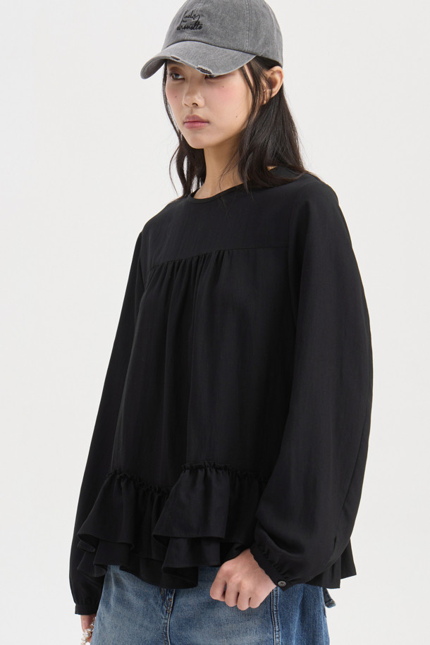 Hem Frii 라운드 넥 블라우스 (블랙)는 여성스러운 라인을 살려주는 레귤러핏 블라우스입니다. 부드러운 레이온과 나일론 혼방 소재로 제작되어 편안한 착용감을 선사하며, 봄, 여름, 가을 세 계절 모두 활용 가능합니다. 라운드넥 디자인에 긴 소매, 뒷넥 단추 여밈, 밑단 덧장 디테일이 더해져 미니멀하면서도 시크한 무드를 연출합니다. 출근룩, 오피스룩, 모임룩 등 다양한 TPO에 클래식, 미니멀, 시크 스타일로 매치하여 세련된 스타일을 완성해 보세요. 무지 디자인의 블랙 컬러로 어떤 하의와도 쉽게 코디할 수 있습니다.
