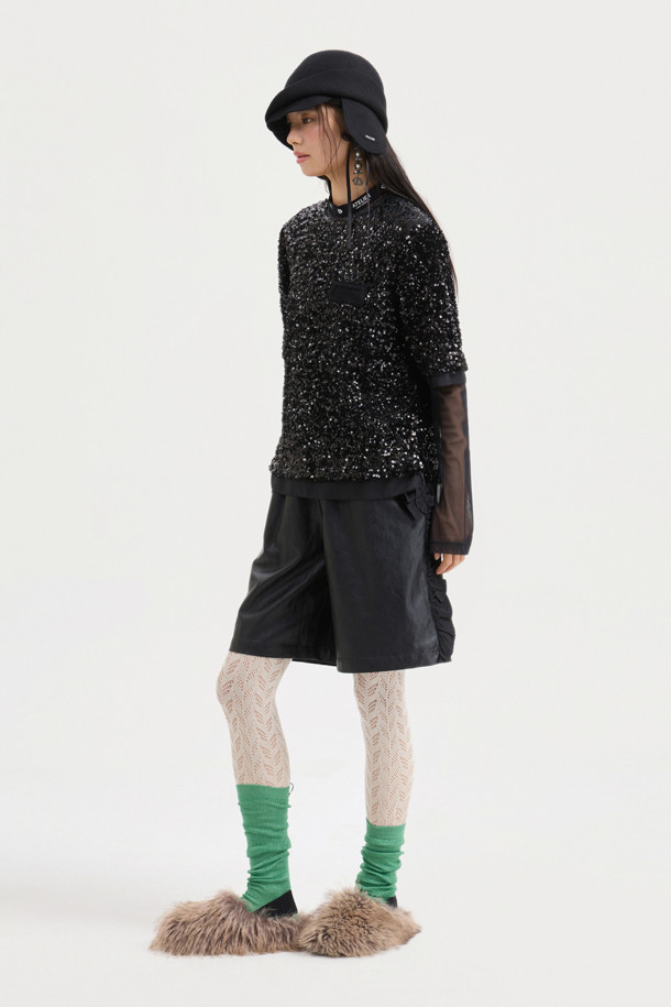 [Atelier] 스팽글 하프 슬리브 블라우스 (블랙)는 여성 의류 상의, 블라우스 카테고리에 속합니다. 클래식하고 유니크한 스타일을 연출하며, 사계절 내내 착용 가능합니다. 벨벳 소재에 실버 스팽글 장식이 더해져 화려함을 더하고, 뒤 단추 여밈과 가슴 니트 장식이 특징입니다. 일자핏 크롭 기장의 반소매 블라우스로, 데이트룩, 파티룩, 연말 모임룩은 물론 시크하고 미니멀한 스타일을 완성합니다. 안감은 스트레치 소재로 편안한 착용감을 선사합니다.
