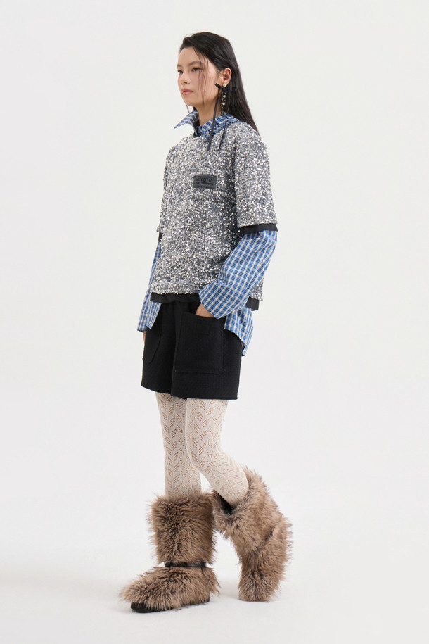 [Atelier] 스팽글 하프 슬리브 블라우스 (실버)는 여성 고객을 위한 블라우스입니다. 벨벳 소재에 실버 컬러의 스팽글 장식이 더해져 화려하면서도 유니크한 스타일을 연출합니다. 반소매 기장의 일자핏 블라우스로, 뒤 단추 여밈과 네크라인, 소매단, 밑단의 시어 배색이 특징입니다. 가슴 부분의 니트 장식이 포인트로, 파티룩, 연말 모임룩, 모임룩 등 TPO에 활용 가능하며, 클래식, 시크, 미니멀 스타일을 선호하는 고객에게 추천합니다.
