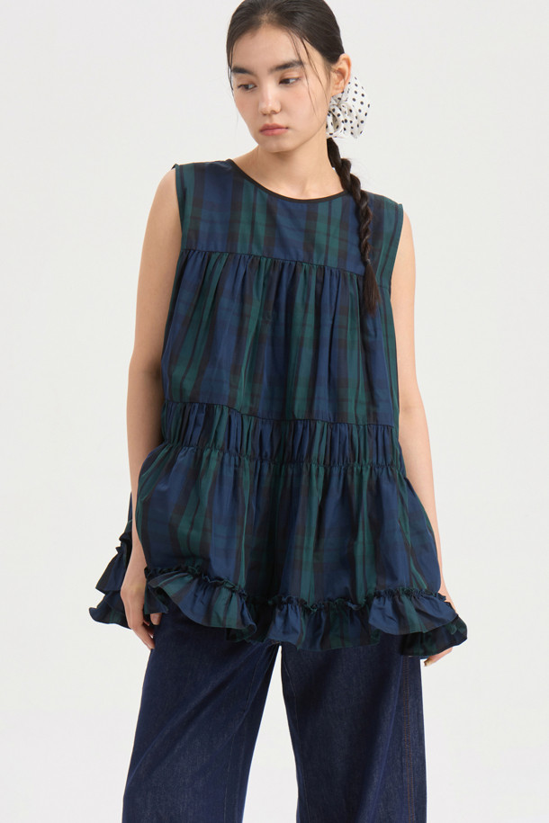 싱그러운 그린 컬러가 돋보이는 [Re-Order] 슬리브리스 체크 셔링 블라우스입니다. 캐주얼하고 걸리시한 무드를 연출하며, 봄, 여름 시즌 데이트룩이나 소풍룩에 제격입니다. 라운드넥에 민소매 디자인으로 시원함을 더하고, A라인 핏과 셔링 디테일, 러플 밑단이 여성스러운 실루엣을 완성합니다. 뒷면 리본 장식으로 포인트를 주어 로맨틱한 분위기를 자아냅니다. 체크 패턴이 밋밋함을 덜어주어 단독으로 착용해도 스타일리시합니다.
