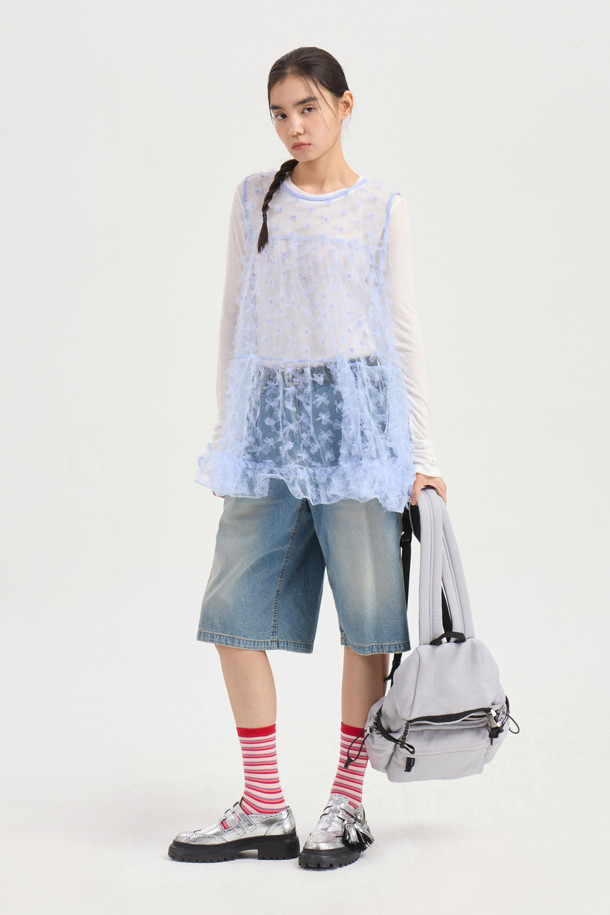 **플라워 자수 셔링 민소매 블라우스 (라이트 블루)**

산뜻한 라이트 블루 컬러의 플라워 자수 셔링 민소매 블라우스입니다. 메쉬 소재로 시원하고, 라운드넥 디자인에 A라인 핏으로 여성스러운 실루엣을 연출합니다. 플라워 자수와 셔링 디테일, 밑단 러플, 뒷면 리본으로 클래식하면서도 유니크한 무드를 더했습니다. 데이트룩, 카페룩, 모임룩 등 다양한 TPO에 활용 가능하며, 레이어드하여 스타일리시하게 연출할 수 있습니다. 봄, 여름 시즌에 로맨틱하고 걸리시한 스타일을 완성해 보세요.
