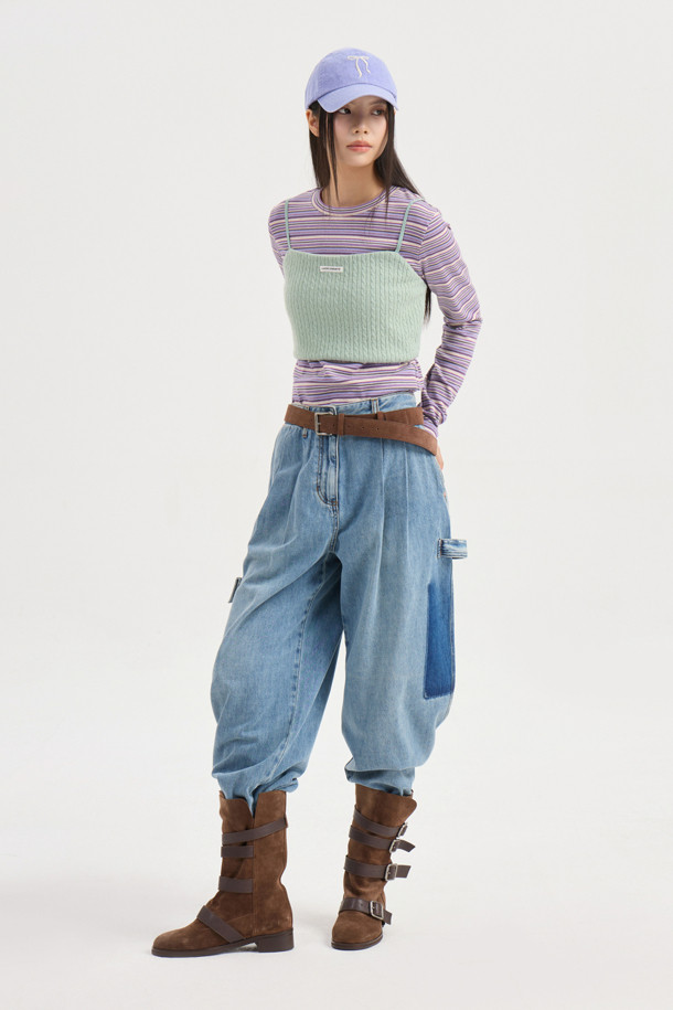 Label Point Jersey Top (라벨 포인트 저지 탑)은 뷔스티에 스타일의 크롭 기장 상의입니다. 부드러운 저지 소재에 꽈배기 조직으로 포인트를 주었으며, 민트 컬러가 산뜻한 느낌을 더합니다. 어깨끈 조절이 가능하여 핏을 조절할 수 있으며, 레이어드하여 다양한 스타일을 연출할 수 있습니다. 데이트룩, 카페룩, 봄 소풍룩 등 캐주얼하고 걸리시한 스타일을 완성해보세요. 슬림핏 디자인으로 여성스러운 실루엣을 강조합니다.
