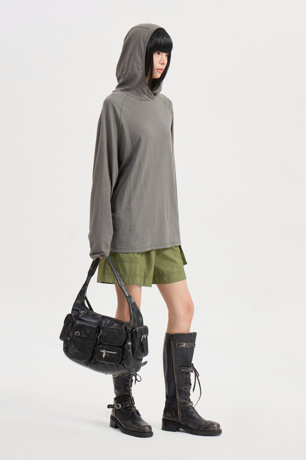 [Re-Order] 루즈 핏 후드 티셔츠 (grey)는 편안한 착용감을 선사하는 캐주얼 스타일의 후드 티셔츠입니다. 얇은 두께감과 부드러운 촉감으로 제작되어, 동네 마실룩, 집콕룩, 산책룩 등 언제 어디서든 편안하게 입기 좋습니다. 홑겹 후드 디자인과 암홀, 밑단 컬러 배색 스티치가 특징이며, 루즈 핏으로 여유로운 실루엣을 연출합니다. 무지 디자인에 밑단 개발 라벨로 포인트를 더한 미니멀, 시티 보이 스타일의 후드 티셔츠입니다. 긴 소매 기장으로 다양한 스타일링이 가능합니다.
