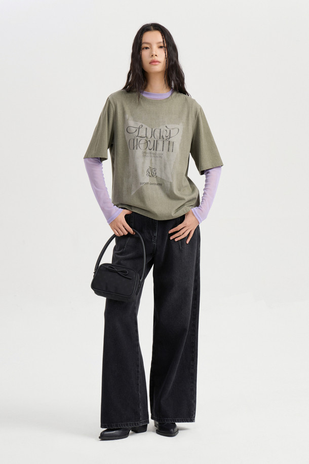 프린트 포인트 베이직 핏 하프 슬리브 티셔츠 (카키)는 캐주얼, 스트리트 무드를 연출하는 여성 반팔 티셔츠입니다. 봄, 여름 시즌에 적합하며, 크롭 기장과 라운드넥 디자인으로 시원하고 트렌디한 스타일을 완성합니다. 면 소재로 제작되어 편안한 착용감을 선사하며, 얇은 두께감으로 쾌적하게 입을 수 있습니다. 빈티지한 그래픽 프린트와 리본 디테일이 포인트이며, 피그먼트 워싱 가공으로 독특한 분위기를 더했습니다. 일상, 동네 마실, 봄 소풍, 여행 등 다양한 TPO에 활용하기 좋으며, 드라이클리닝을 권장합니다.
