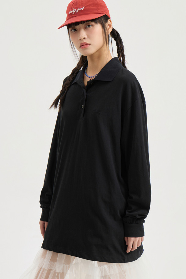 루즈 핏 피케 티셔츠(블랙)는 데일리 캐주얼 스타일을 위한 유니섹스 긴소매 티셔츠입니다. 부드러운 면 소재로 제작되어 편안한 착용감을 선사하며, 니트 카라 패치 디테일과 LUCKY 레터링 자수, 가슴 왼쪽 자수 포인트로 포인트를 더했습니다. 루즈핏과 세미 박시 핏으로 편안한 활동성을 제공하며, 동네 마실룩, 카페룩 등 다양한 TPO에 맞춰 미니멀하고 클래식한 스타일을 연출할 수 있습니다. 봄, 여름 시즌에 활용하기 좋은 아이템입니다.
