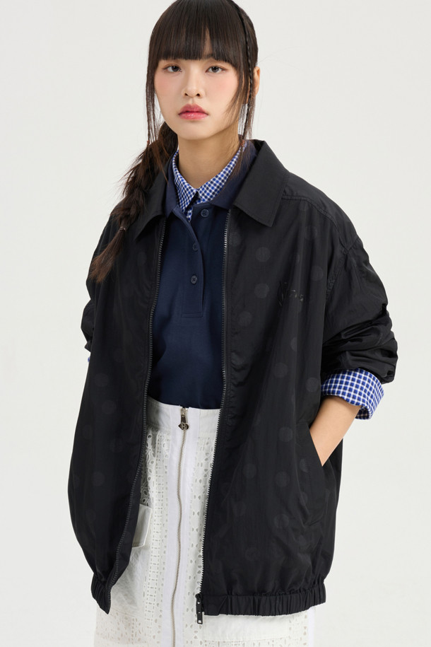 루즈 핏 피케이 티셔츠 (라이트 네이비)는 데일리룩과 동네 마실룩에 적합한 캐주얼 스타일의 피케 티셔츠입니다. 니트 카라 디자인에 가슴 왼쪽 LUCKY 레터링 자수 디테일이 돋보이며, 세미 박시 핏으로 편안한 착용감을 선사합니다. 넉넉한 사이즈와 어깨선 라인이 자연스럽게 떨어져 활동성을 더합니다. 라이트 네이비 컬러로 미니멀한 스타일을 연출하기 좋습니다.
