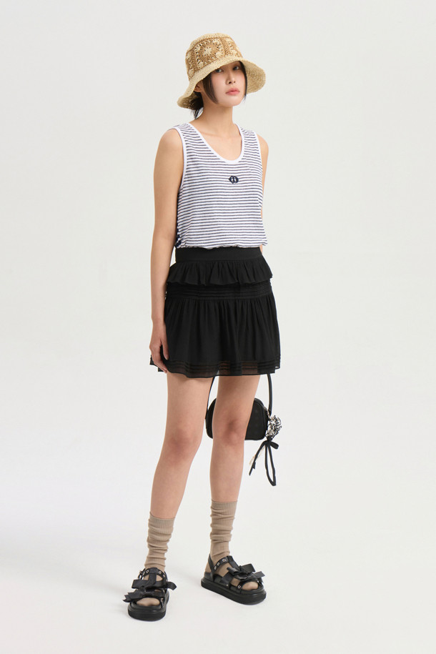 [Re-Order] Stripe Mix Sleeveless T-shirt (dark navy)는 앞뒤 다른 스트라이프 패턴으로 포인트를 준 여성용 민소매 티셔츠입니다. 네이비와 화이트 컬러의 조화가 시원하며, 스탠다드핏과 라운드넥 디자인으로 편안한 착용감을 선사합니다. 일상복으로 활용하기 좋은 캐주얼하고 베이직한 스타일이며, 앞면 엠블럼 자수 디테일이 돋보이는 웨어러블한 디자인입니다.
