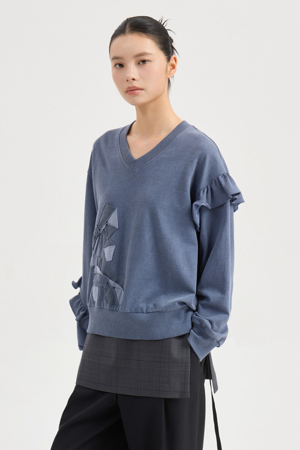 자수 포인트 스웨트셔츠 (다크블루)는 여성스러운 무드를 연출하는 캐주얼 스타일의 맨투맨입니다. 부드러운 면 소재에 루즈핏으로 편안한 착용감을 선사하며, 봄, 가을에 적합합니다. 브이넥 디자인에 리본 자수 장식과 프릴 소매 디테일이 더해져 로맨틱한 분위기를 자아냅니다. 피그먼트 워싱 처리로 빈티지한 느낌을 주어 데이트룩, 카페룩, 봄 소풍룩 등 다양한 TPO에 활용하기 좋습니다.
