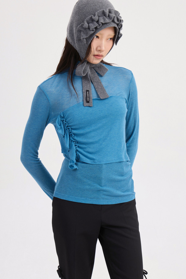 [Re-Order] 레이어드 포인트 롱 슬리브 티셔츠 (블루)는 여성스러운 무드와 캐주얼 스타일을 동시에 연출할 수 있는 긴 소매 티셔츠입니다. 부드러운 촉감과 얇은 두께감으로 봄, 가을, 겨울 시즌에 활용하기 좋으며, 라운드넥 디자인에 프릴 및 덧장 디테일이 더해져 포인트를 줍니다. 슬림핏으로 제작되어 여성스러운 실루엣을 강조하며, 데이트룩, 출근룩 등 다양한 TPO에 매치하기 좋습니다. 울, 텐셀 소재와 후라이스 소재의 조합으로 편안하면서도 세련된 스타일을 완성합니다.
