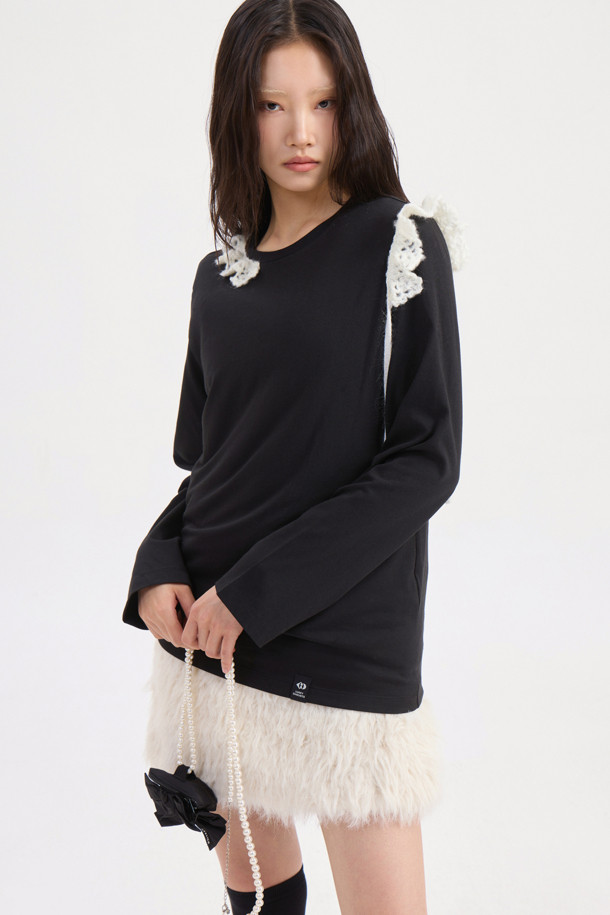 블랙 색상의 니트 크로셰 포인트 롱 슬리브 티셔츠입니다. 부드러운 촉감의 니트 소재로 제작되어 봄, 가을, 겨울 모두 활용 가능하며, 레귤러 핏으로 편안하게 착용할 수 있습니다. 라운드넥 디자인에 어깨 니트 테이프 장식과 밑단 라벨 디테일이 돋보입니다. 출근룩이나 모임룩 등 다양한 TPO에 클래식, 미니멀, 캐주얼 스타일로 연출하기 좋습니다. 무지 디자인으로 어떤 스타일에도 쉽게 매치할 수 있는 베이직한 티셔츠입니다.
