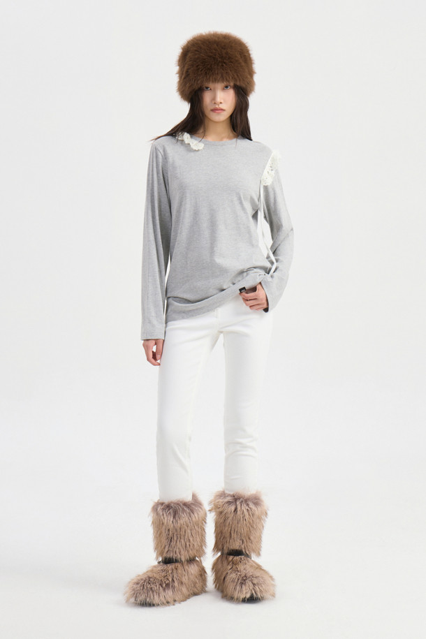 멜란지 그레이 컬러의 니트 크로쉐 포인트 긴팔 티셔츠입니다. 부드러운 면 소재로 제작되어 편안한 착용감을 선사하며, 얇은 두께감으로 가을, 겨울철에 활용하기 좋습니다. 루즈핏 라운드넥 디자인으로 베이직하면서도 캐주얼한 스타일을 연출하며, 니트 테이프 장식과 라벨 디테일이 돋보입니다. 출근룩, 모임룩 등 다양한 TPO에 미니멀, 클래식한 무드로 코디할 수 있습니다.
