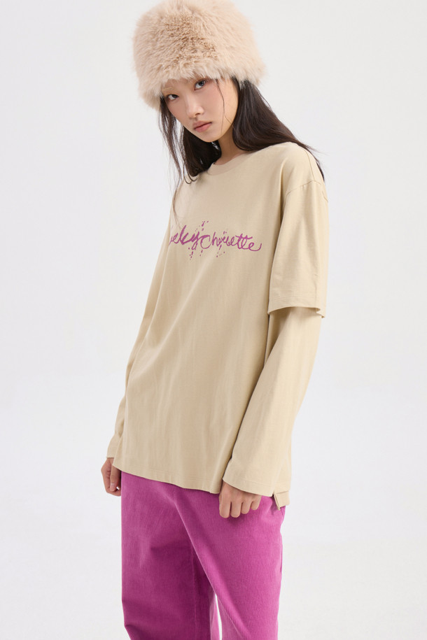 라이트 베이지 컬러의 레터링 포인트 루즈핏 롱 슬리브 티셔츠입니다. 부드러운 면 소재로 제작되어 편안한 착용감을 선사하며, 캐주얼한 스타일을 연출하기 좋습니다. 라운드넥 디자인에 언밸런스 소매 디테일과 슬로건 프린트가 포인트로 더해져 유니크함을 더했습니다. 봄, 가을 시즌 산책룩 또는 봄 소풍룩으로 활용하기 좋으며, 캐주얼, 미니멀, 클래식 스타일을 즐겨 입는 여성분들께 추천합니다. 루즈핏으로 편안하게 착용 가능하며, 레귤러 기장으로 다양한 하의와 매치하기 용이합니다.
