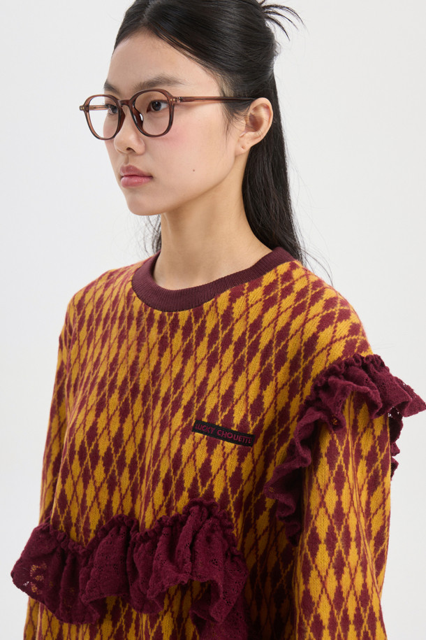 프릴 포인트 아가일 스웨트 티셔츠 (와인)는 포근한 기모 안감으로 따뜻함을 더한 여성용 맨투맨입니다. 캐주얼한 무드의 루즈핏으로 편안하게 착용 가능하며, 라운드넥과 긴 소매 기장으로 디자인되었습니다. 아가일 패턴과 프릴 디테일, 레터링 자수가 돋보여 포인트를 더했습니다. 집콕룩이나 산책룩 등 데일리하게 활용하기 좋으며, 미니멀, 클래식 스타일을 즐겨 입는 분들께 추천합니다. 다만, 필링에 주의하여 관리해야 합니다.
