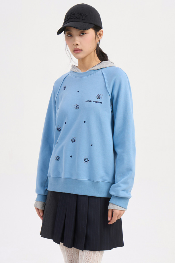 블루 컬러의 플라워 자수 스웨트 티셔츠입니다. 부드러운 면 소재로 제작되어 편안한 착용감을 선사하며, 봄, 가을 시즌에 활용하기 좋습니다. 캐주얼하고 미니멀한 스타일로, 일상복이나 봄 소풍룩으로 연출하기 좋습니다. 장미 모티브 프린트와 레터링 자수 디테일이 돋보이며, 루즈핏과 라운드넥 디자인으로 편안하게 착용할 수 있습니다. 긴 소매 기장으로 간절기 날씨에 적합하며, 다양한 하의와 매치하여 스타일리시하게 연출해보세요.
