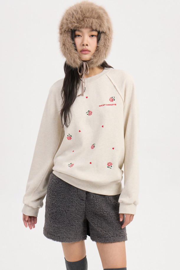 플라워 자수 스웨트 티셔츠 (오트밀)는 부드러운 면 소재로 제작되어 편안한 착용감을 선사합니다. 루즈핏으로 제작되어 여유로운 실루엣을 연출하며, 라운드넥과 긴소매 디자인으로 어떤 스타일에도 잘 어울립니다. 가을, 겨울 시즌에 적합하며, 두꺼운 두께감으로 따뜻하게 입을 수 있습니다. 장미 모티브와 레터링 자수 디테일이 돋보이는 캐주얼 스타일의 맨투맨으로, 집콕룩이나 산책룩으로 활용하기 좋습니다.
