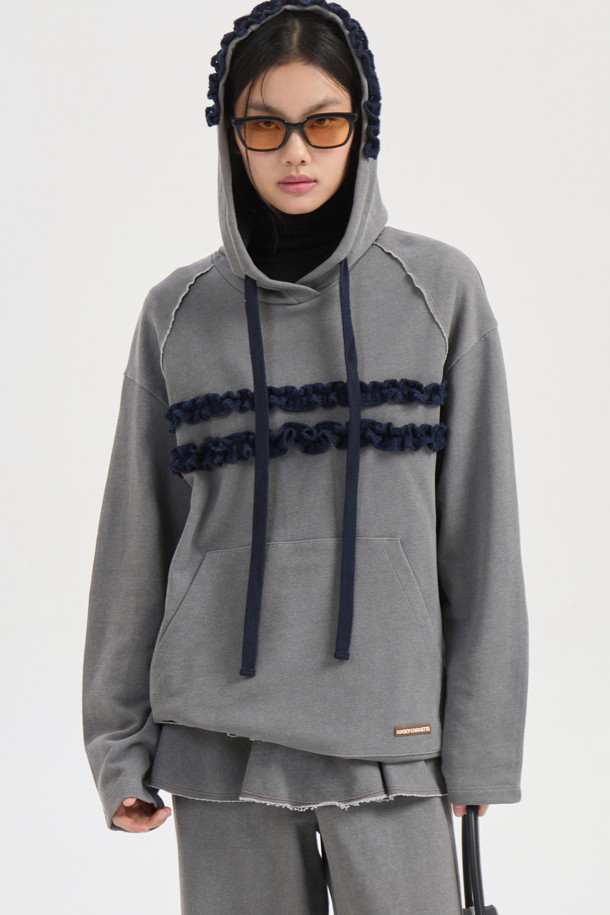 프릴 포인트 루즈핏 후드 티셔츠 (그레이)는 3단 쮸리 소재로 제작되어 부드러운 촉감을 선사하는 데일리 후드 티셔츠입니다. 캐주얼, 미니멀, 스트리트 스타일을 모두 소화할 수 있으며, 캥거루 포켓과 레터링 자수 디테일이 돋보입니다. 루즈핏으로 편안한 착용감을 제공하며, 피그먼트 워싱으로 빈티지한 멋을 더했습니다. 봄, 가을, 겨울 모두 활용 가능하며, 집콕룩이나 산책룩으로 활용하기 좋습니다. 
