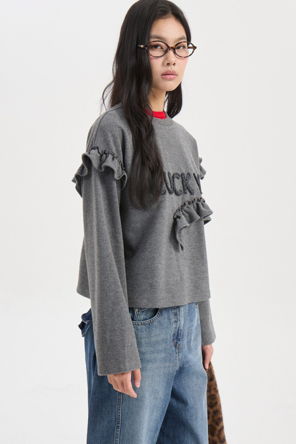 멜란지 그레이 컬러의 크로셰 자수 포인트 롱 슬리브 티셔츠입니다. 부드러운 니트라이크 져지 소재로 제작되어 편안한 촉감을 선사하며, 가을/겨울 시즌 데이트룩, 모임룩에 적합합니다. 라운드넥에 루즈핏으로 디자인되어 캐주얼, 미니멀, 로맨틱 스타일을 연출하기 좋습니다. 섬세한 뜨개 자수 포인트와 프릴 디테일이 여성스러운 무드를 더합니다. 얇은 두께로 제작되어 간절기부터 겨울까지 스타일리시하게 착용할 수 있습니다.
