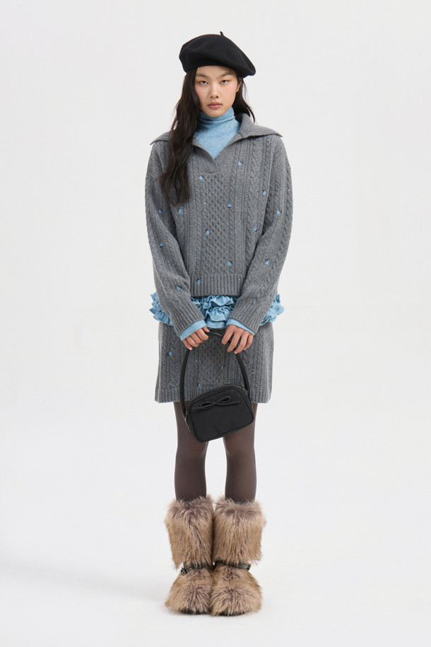 [Re-Order] 프릴 포인트 메탈 롱 슬리브 티셔츠 (블루)는 여성 의류로, 가을과 겨울에 우아한 스타일을 연출하기 좋습니다. 슬림핏에 터틀넥 디자인으로, 일상과 데이트룩, 모임룩에 활용하기 좋습니다. 메탈 소재 특유의 고급스러움과 긴 소매가 특징이며, 무지 패턴에 프릴 디테일과 밑단 볼륨감으로 포인트를 더했습니다. 클래식, 미니멀, 로맨틱 스타일을 즐기는 분들께 추천합니다.
