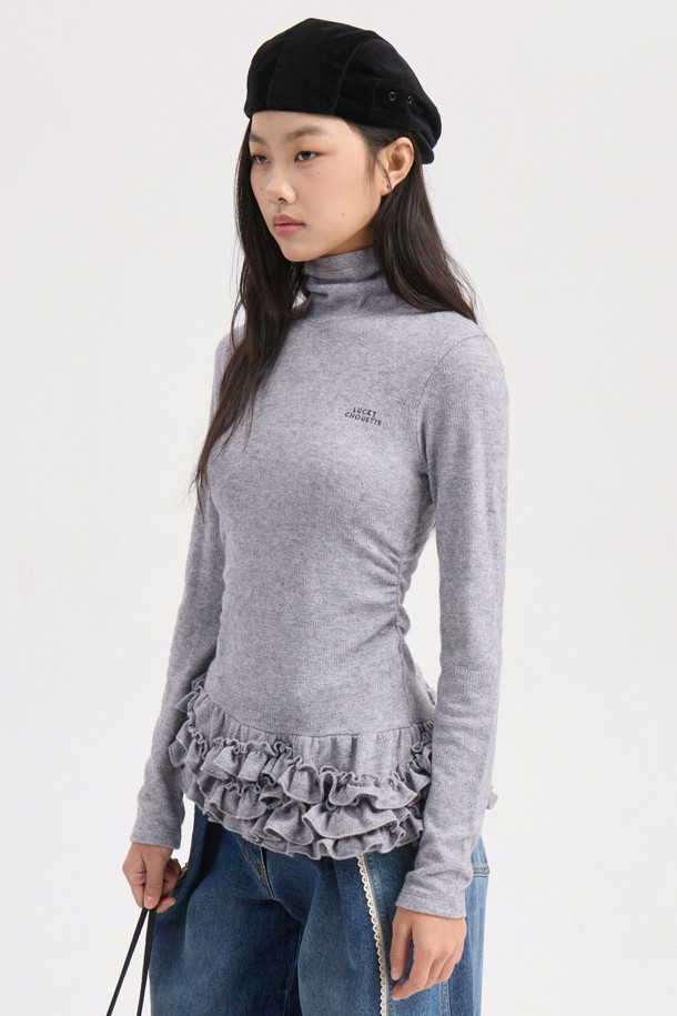 프릴 포인트 메탈 롱 슬리브 티셔츠 (그레이)는 여성스러운 무드와 캐주얼 스타일을 동시에 연출할 수 있는 티셔츠입니다. 부드러운 터틀넥 디자인에 슬림핏으로 제작되어 세련된 실루엣을 선사하며, 메탈 소재가 혼방되어 은은한 광택과 고급스러운 느낌을 더합니다. 봄, 가을, 겨울 세 계절 모두 활용 가능하며, 출근룩이나 모임룩 등 다양한 TPO에 매치하기 좋습니다. 무지 디자인에 프릴 디테일이 포인트로 더해져 클래식하면서도 미니멀한 스타일을 완성합니다. 긴 소매 기장으로 간절기에도 따뜻하게 착용할 수 있습니다.
