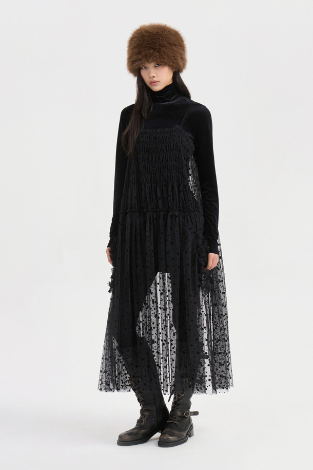 프릴 포인트 벨벳 긴소매 티셔츠(블랙)는 우아한 스타일을 연출하는 여성 티셔츠입니다. 부드러운 벨벳 소재에 슬림핏으로 제작되어 편안하면서도 세련된 실루엣을 선사합니다. 터틀넥 디자인과 밑단의 볼륨감, 프릴 디테일이 더해져 로맨틱하고 클래식한 무드를 강조합니다. 가을, 겨울 시즌에 데이트룩, 모임룩, 연말 모임룩 등 다양한 TPO에 활용하기 좋습니다. 신축성이 좋아 활동성 또한 보장하며, 블랙 컬러로 어떤 하의와도 쉽게 매치할 수 있습니다.
