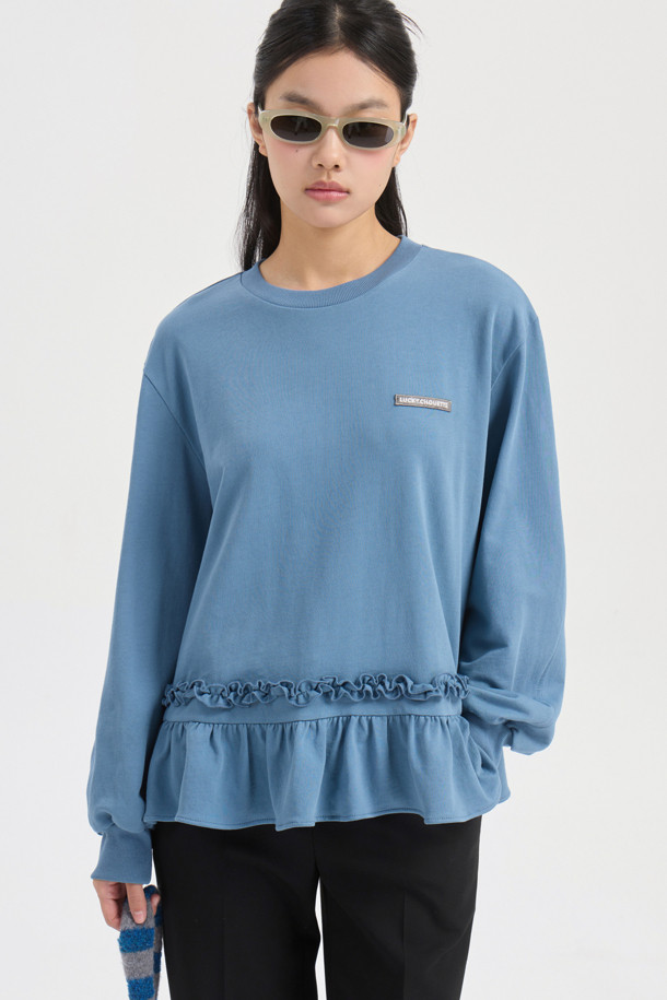 헤 라인 프릴 스웨트셔츠 (블루)는 산뜻한 블루 컬러와 부드러운 면 소재로 제작되어 봄, 가을 시즌에 활용하기 좋은 아이템입니다. 캐주얼한 무드를 연출하며 데이트룩, 봄 소풍룩에 적합합니다. 크롭 기장의 루즈핏으로 편안하면서도 스타일리시하게 연출할 수 있으며, 밑단 프릴 디테일이 여성스러운 포인트를 더합니다. 얇은 두께감과 라운드넥 디자인으로 간절기에도 부담 없이 착용 가능하며, 미니멀한 스타일을 즐기는 분들께 추천합니다.
