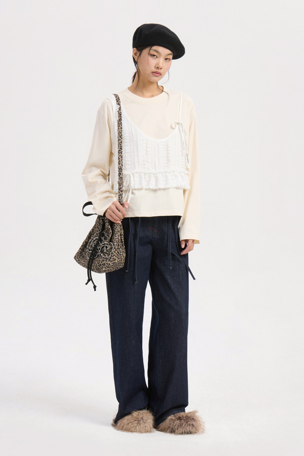 부드러운 면 소재의 '뷔스티에' 롱 슬리브 티셔츠입니다. 가볍고 얇은 두께감으로 봄, 가을 시즌에 활용하기 좋으며, 라운드넥과 긴 소매 디자인으로 여성스러운 무드를 연출합니다. 셔링 뷔스티에 디테일이 포인트이며, '실켓' 가공 처리된 싱글 져지 소재로 부드러운 촉감을 선사합니다. 스탠다드핏 또는 루즈핏으로 편안하게 착용 가능하며, 일상 및 데이트룩, 캐주얼 및 미니멀 스타일 연출에 적합합니다. 라이트 베이지 컬러로 다양한 하의와 매치하기 좋습니다.
