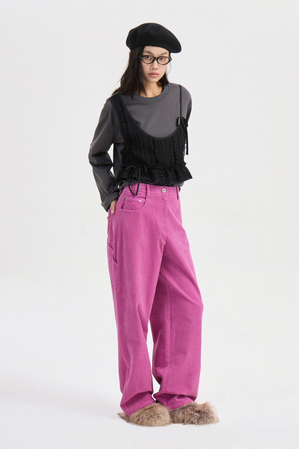 다크 그레이 컬러의 뷔스티에 롱 슬리브 티셔츠입니다. 부드러운 촉감의 면 소재로 제작되었으며, 봄, 가을에 착용하기 좋습니다. 루즈 핏에 라운드넥 디자인으로 편안한 착용감을 선사하며, 셔링 뷔스티에 디테일이 돋보입니다. 일상, 데이트룩, 모임룩 등 다양한 TPO에 캐주얼, 미니멀, 클래식 스타일로 연출하기 좋습니다. 싱글 져지 소재에 실켓 가공하여 부드러운 착용감을 느낄 수 있습니다.
