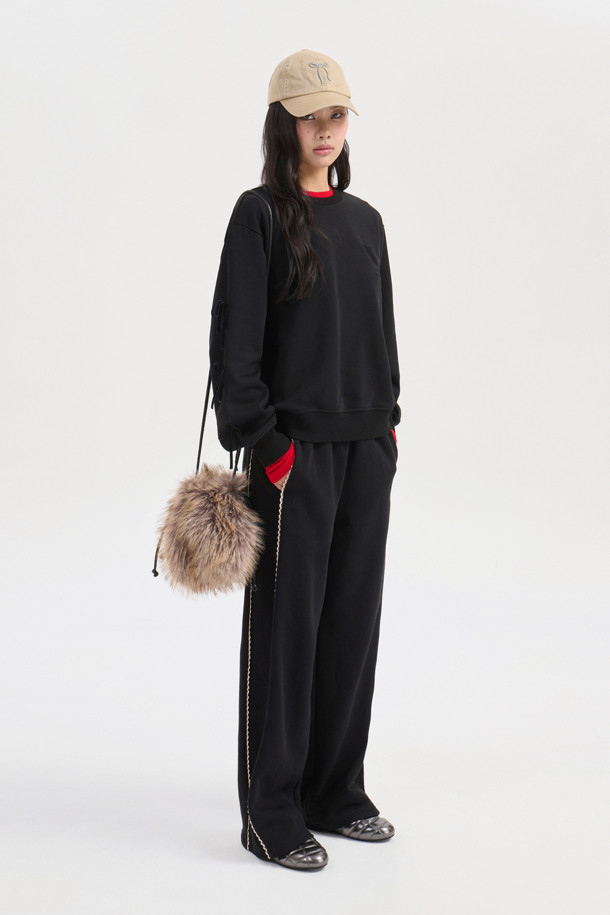 리본 포인트 스웨트셔츠 (블랙)는 여성들을 위한 캐주얼 스타일의 크롭 기장 맨투맨/스웨트셔츠입니다. 부드러운 면 소재로 제작되어 봄, 가을에 편안하게 착용하기 좋으며, 슬림핏으로 여성스러운 실루엣을 연출합니다. 라운드넥과 긴소매 디자인에 오른쪽 소매의 벨벳 리본 장식과 가슴 부분의 슈에뜨 자수 디테일이 포인트입니다. 데이트룩 또는 모임룩으로 걸리시하고 미니멀한 스타일을 연출해보세요.
