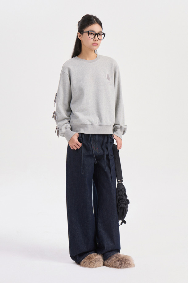 멜란지 그레이 컬러의 리본 포인트 맨투맨 티셔츠입니다. 캐주얼하고 미니멀한 스타일로, 봄, 가을에 어울리는 크롭 기장의 긴소매 디자인입니다. 오른쪽 소매에는 벨벳 리본 장식이, 가슴에는 슈에뜨 자수가 포인트로 자리 잡고 있습니다. 슬림핏으로 제작되어 더욱 세련된 핏을 연출하며, 일상에서 편안하게 착용할 수 있는 웨어러블 아이템입니다. 라운드넥으로 제작되어 어떤 스타일에도 잘 어울립니다.
