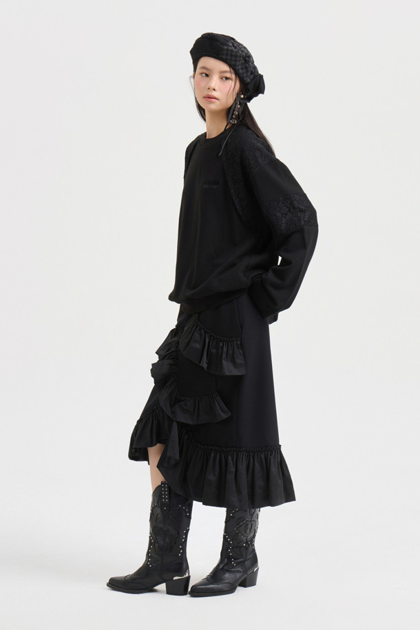 [Atelier] 레이스 패치 루즈핏 스웨트 티셔츠 (블랙)는 캐주얼하면서도 페미닌한 스타일을 연출하는 여성 의류입니다. 부드러운 져지 소재와 레이스 패치워크 디테일이 돋보이며, 라운드넥과 긴 소매 디자인으로 편안한 착용감을 선사합니다. 일상 룩, 특히 데이트룩에 적합하며 루즈핏으로 활동성을 높였습니다. 가슴 부분의 아틀리에 프린트가 특징이며, 진한 컬러 특성상 이염에 유의하여 착용해야 합니다.
