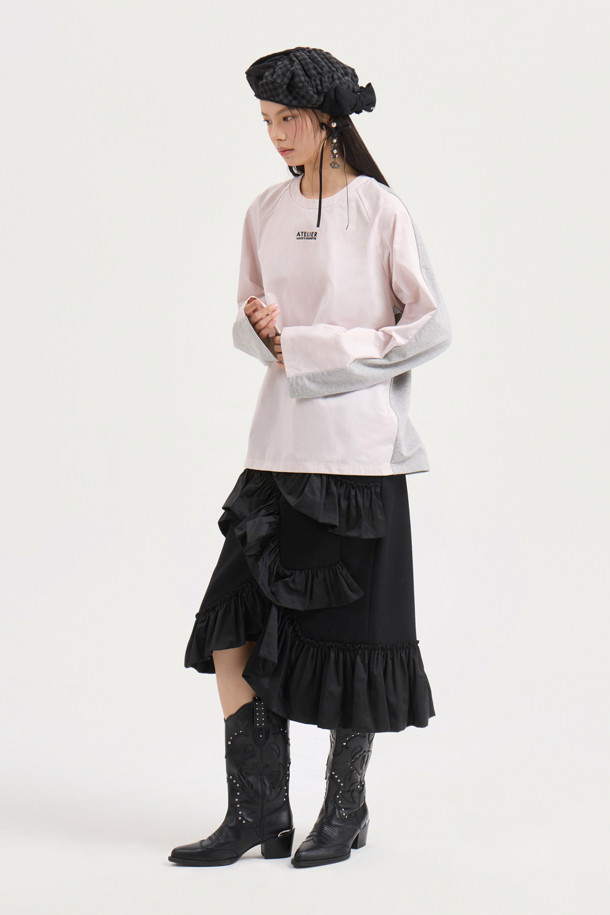 [Atelier] 우븐 믹스 롱 슬리브 티셔츠 (라이트 핑크)는 여성스러운 무드의 티셔츠입니다. 우븐과 미니 쮸리 소재를 혼방하여 바스락거리는 촉감과 은은한 광택감을 선사합니다. 라운드넥에 루즈핏으로 편안하게 착용 가능하며, 앞 중심의 아틀리에 자수 로고가 포인트입니다. 데이트룩이나 카페룩에 잘 어울리는 캐주얼, 스마트 캐주얼 스타일의 아이템으로, 봄, 가을에 활용하기 좋습니다. 블라우스처럼 여성스러운 분위기를 연출해보세요.
