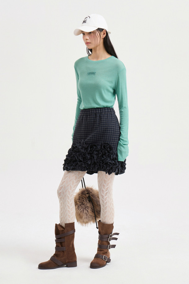 [Atelier] 자수 포인트 슬림핏 긴팔 티셔츠 (green)는 부드러운 촉감의 울, 텐셀 혼방 소재로 제작되어 봄, 가을에 착용하기 좋습니다. 슬림핏 디자인과 라운드넥으로 캐주얼하고 베이직한 스타일을 연출하며, 레이스 테이프 디테일과 아틀리에 자수 포인트가 특징입니다. 데이트룩, 카페룩 등 다양한 TPO에 활용 가능하며, 이너용 티셔츠로도 적합하여 활용도가 높습니다. 그린 컬러로 세련된 느낌을 더해 클래식, 미니멀 스타일을 즐기는 분들께 추천합니다.
