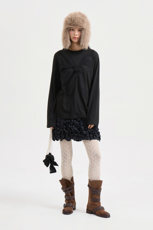 [Atelier] 리본 아플리케 롱 슬리브 티셔츠 (블랙)는 부드러운 모달 소재로 제작되어 편안한 착용감을 선사합니다. 유니크하고 캐주얼한 스타일을 연출하며, 메쉬 리본 디테일과 세일러 카라 프린트, 하이브리드 디자인이 돋보입니다. 라운드넥에 여유 있는 핏으로 편안함을 더했으며, 봄, 가을 계절에 데이트룩, 카페룩 등 다양한 TPO에 활용하기 좋습니다. 미니멀하면서도 로맨틱한 무드를 연출할 수 있는 긴소매 티셔츠입니다.
