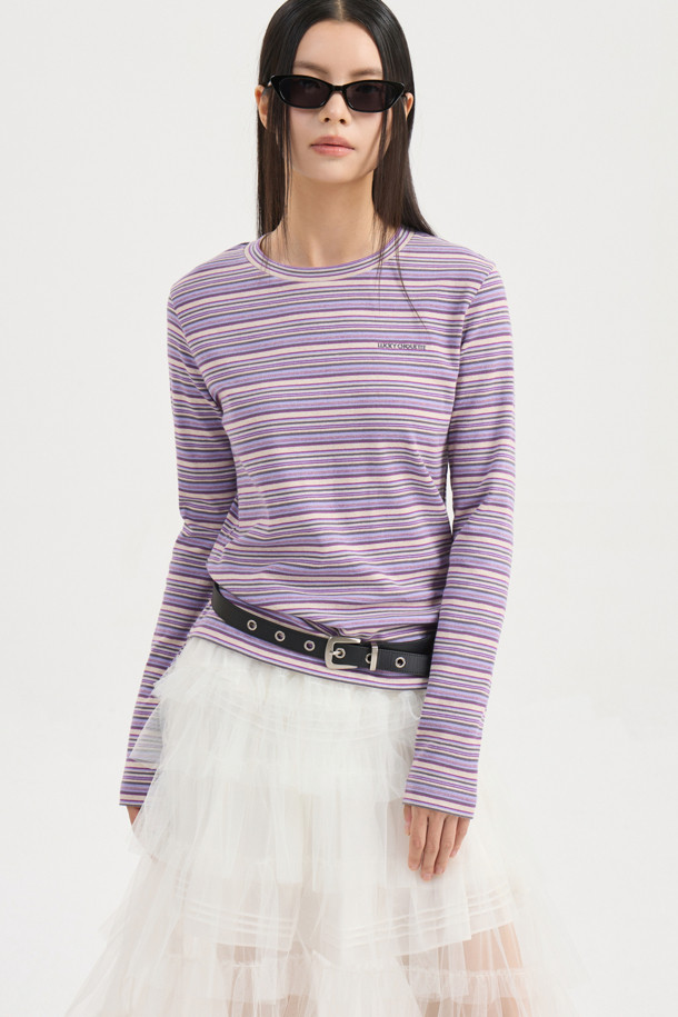 스트라이프 슬림 핏 롱 슬리브 티셔츠 (바이올렛)는 여성용 티셔츠로, 봄, 가을에 입기 좋은 긴소매 디자인입니다. 부드러운 면과 스판덱스 혼방 소재로 제작되어 편안한 착용감을 선사하며, 슬림 핏으로 깔끔한 실루엣을 연출합니다. 라운드넥에 가슴 레터링 자수 포인트와 뒷넥 개발 라벨 디테일이 돋보이며, 신축성 좋은 소재로 활동성을 높였습니다. 캐주얼하고 베이직한 스타일로, 동네 마실룩이나 봄 소풍룩에 활용하기 좋습니다.
