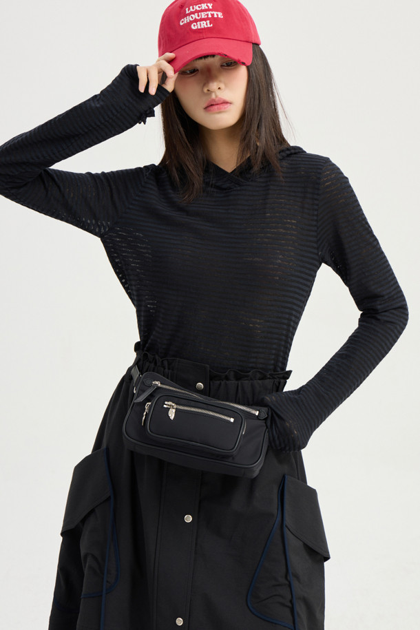 슬림핏 후드 티셔츠입니다. 블랙 색상의 무지 디자인으로, 캐주얼, 미니멀, 시크 스타일을 연출하기 좋습니다. 나일론 소재로 제작되어 가볍고 실용적이며, 힙색, 웨이스트백, 벨트백과 같은 웨어러블한 룩에 잘 어울립니다. 수납 기능과 지퍼 디테일로 편의성을 더했으며, 동네 마실룩, 여행룩, 산책룩 등 다양한 TPO에 활용하기 좋습니다. 스몰 사이즈로, 여성분들에게 적합합니다.
