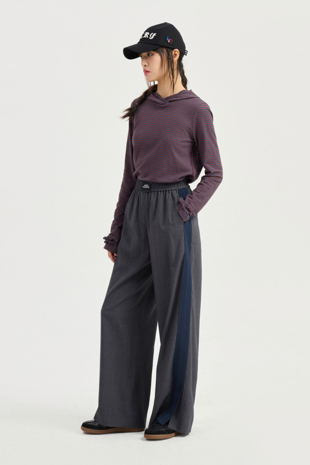 슬림핏 후드 티셔츠는 다크 브라운 컬러의 여성용 후드 티셔츠입니다. 봄, 가을 시즌에 적합하며, 얇은 두께와 부드러운 져지 소재로 편안한 착용감을 선사합니다. 슬림핏으로 제작되어 캐주얼하고 미니멀한 스타일을 연출하며, 소매와 후드에 프릴 디테일이 더해져 여성스러운 포인트를 더했습니다. 스트라이프 패턴과 배색 스티치 자수 디테일이 돋보이며, 기본 이너로 활용도가 높아 동네 마실룩, 카페룩, 봄 소풍룩 등 다양한 TPO에 활용하기 좋습니다.
