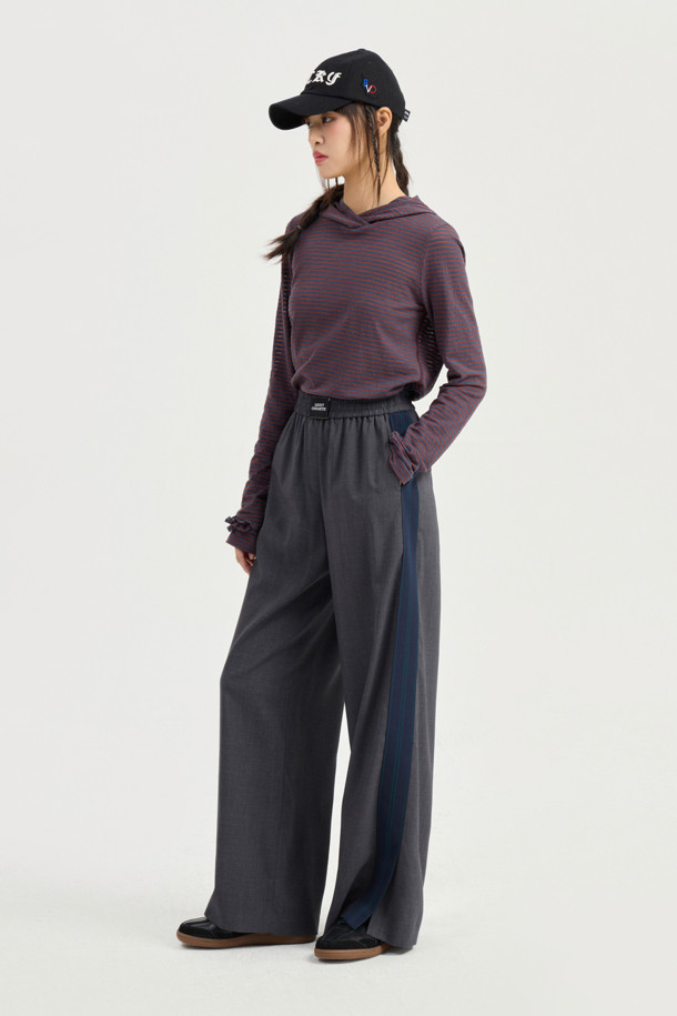 **슬림핏 후드 티셔츠**

여성용 슬림핏 후드 티셔츠입니다. 갈색 컬러에 캐주얼한 스타일로, 봄, 가을에 착용하기 좋습니다. 소매와 후드 부분에 프릴 디테일이 있으며, 배색 스티치 자수가 포인트입니다. 스트라이프 및 플라워 패턴으로 디자인되어 있으며, 기본 이너 티셔츠로 활용 가능합니다. 동네 마실룩, 카페룩, 봄 소풍룩 등 다양한 TPO에 맞춰 미니멀하고 로맨틱한 스타일을 연출해보세요.
