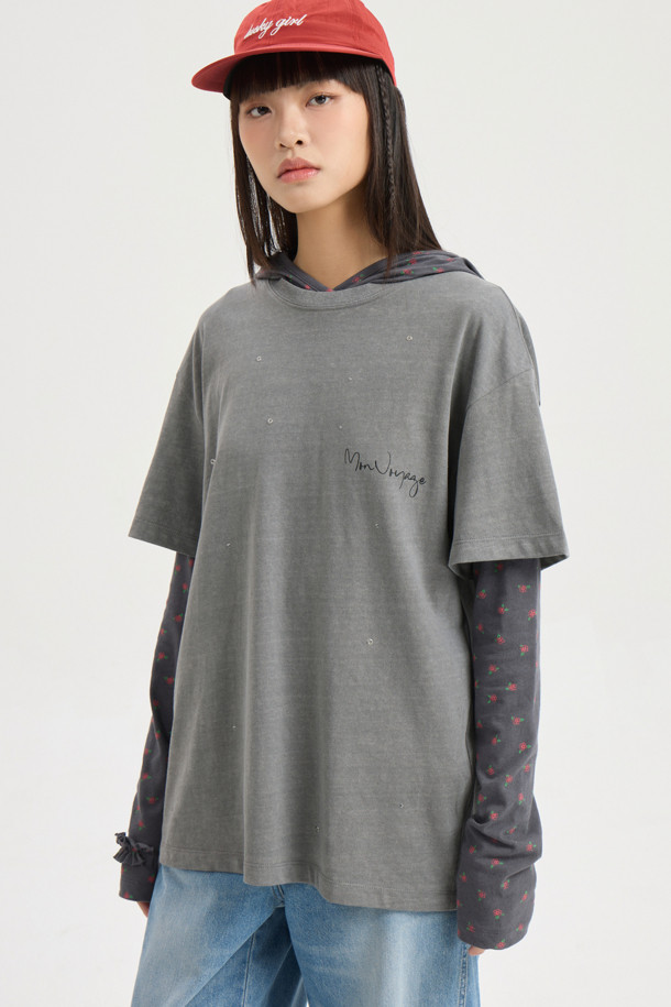 슬림핏 후드 티셔츠는 다크 그레이 컬러의 여성 의류로, 봄, 가을에 착용하기 좋습니다. 캐주얼하고 미니멀한 스타일을 연출하며, 일상, 동네 마실룩, 카페룩, 집콕룩 등 다양한 TPO에 활용할 수 있습니다. 져지 소재의 레귤러 기장 티셔츠로, 소매와 후드에 프릴 디테일을 더해 여성스러운 포인트를 주었습니다. 스트라이프와 플라워 패턴이 있으며, 배색 스티치 자수 디테일이 돋보입니다. 기본 이너 티셔츠로 활용하여 간편하게 스타일링할 수 있습니다.
