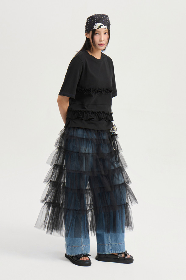 프릴 포인트 반소매 티셔츠는 여성 의류로, 캐주얼하고 미니멀한 스타일을 연출하기에 좋습니다. 봄, 여름 시즌에 적합하며, 스탠다드 핏과 라운드넥 디자인으로 편안하게 착용할 수 있습니다. 블랙 색상의 무지 티셔츠로, 앞판 메쉬 배색과 프릴 디테일이 특징입니다. 뒤 상단에는 엠블럼 자수 디테일이 더해져 포인트를 줍니다.
