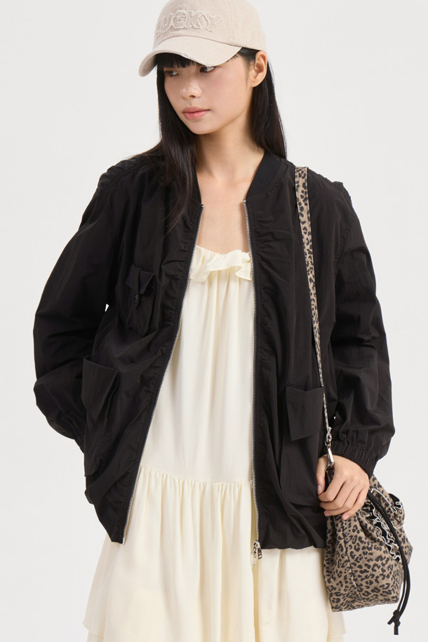 솔리드 포켓 집업 점퍼 (블랙)는 가볍고 부드러운 나일론 소재로 제작되어 봄, 가을 간절기에 적합합니다. 루즈핏으로 편안한 착용감을 선사하며, 블랙 컬러에 무지 패턴으로 어떤 옷에도 쉽게 매치할 수 있습니다. 밑단 밴딩과 니트 넥라인, 아웃포켓, 셔링 디테일이 더해져 캐주얼하면서도 페미닌한 스타일을 연출합니다. 동네 마실룩이나 산책룩과 같이 가벼운 일상에 미니멀하게 활용하기 좋습니다. 긴 소매 기장의 집업 스타일 점퍼입니다.
