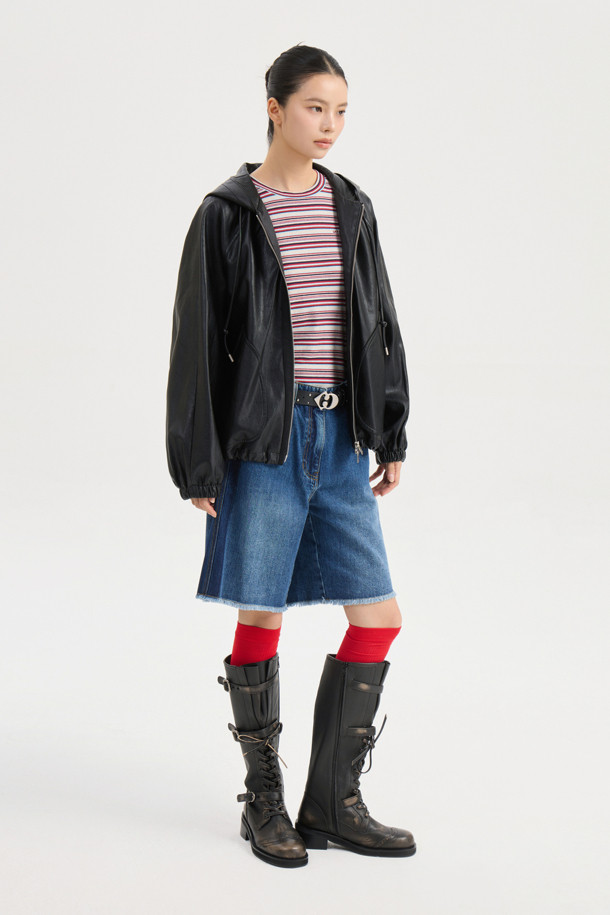 [Re-Order] 페이크 레더 후드 점퍼 (블랙)는 가을, 겨울 시즌에 어울리는 여성용 점퍼입니다. 루즈핏으로 제작되어 편안한 착용감을 선사하며, 지퍼형 여밈 방식으로 간편하게 착용할 수 있습니다. 블랙 컬러에 로고 패턴이 더해져 캐주얼하고 스트릿한 무드를 연출합니다. 두꺼운 두께감의 인조가죽과 페이크 스웨이드 배색으로 고급스러움을 더했으며, 긴 소매와 후드 디자인이 특징입니다. 겨울 데일리룩, 쇼핑룩, 산책룩 등 다양한 TPO에 활용할 수 있습니다.
